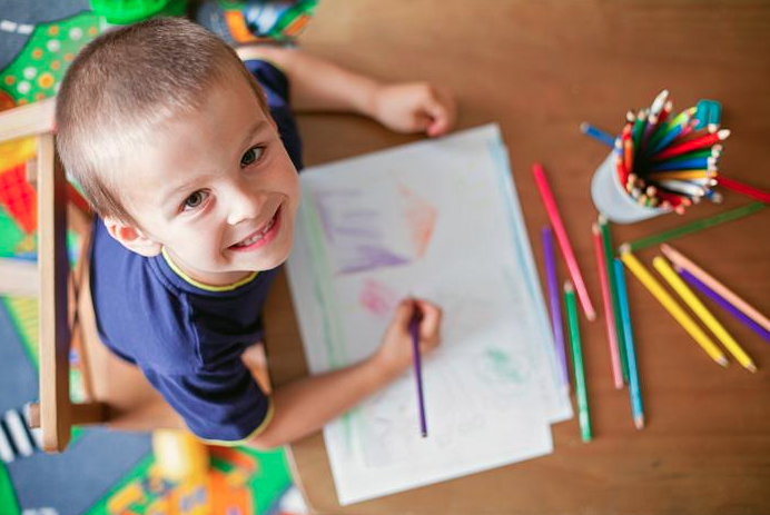 Niño feliz jugando en casa