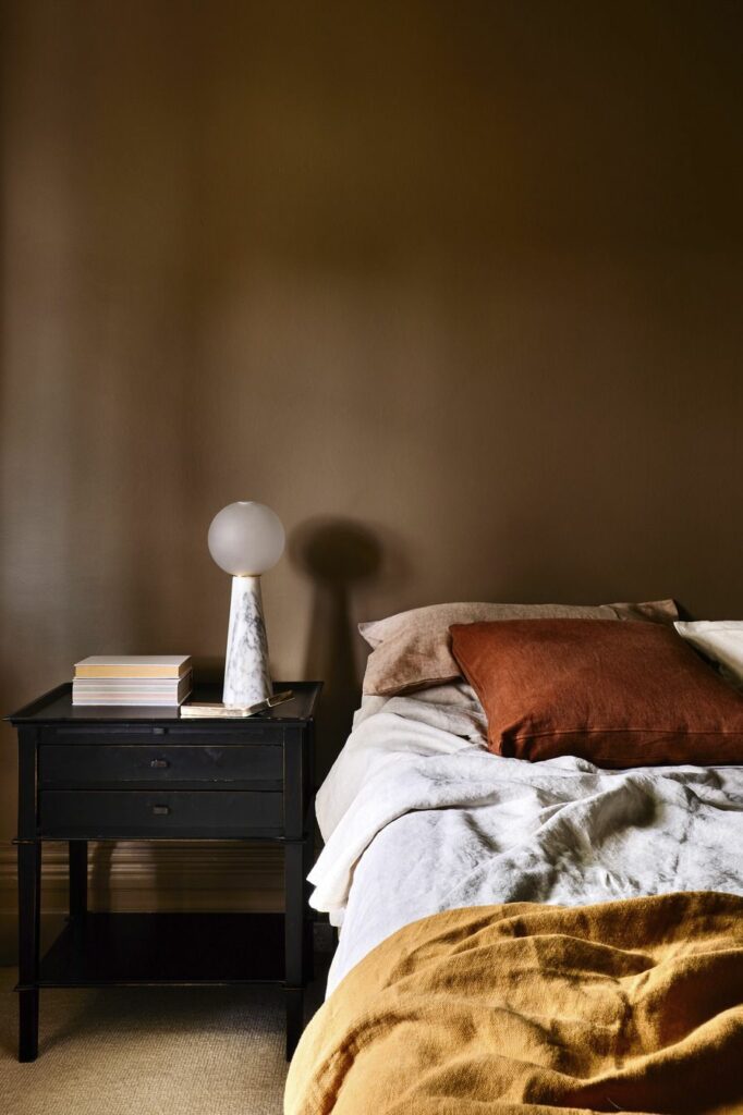 Dormitorio con color cafe