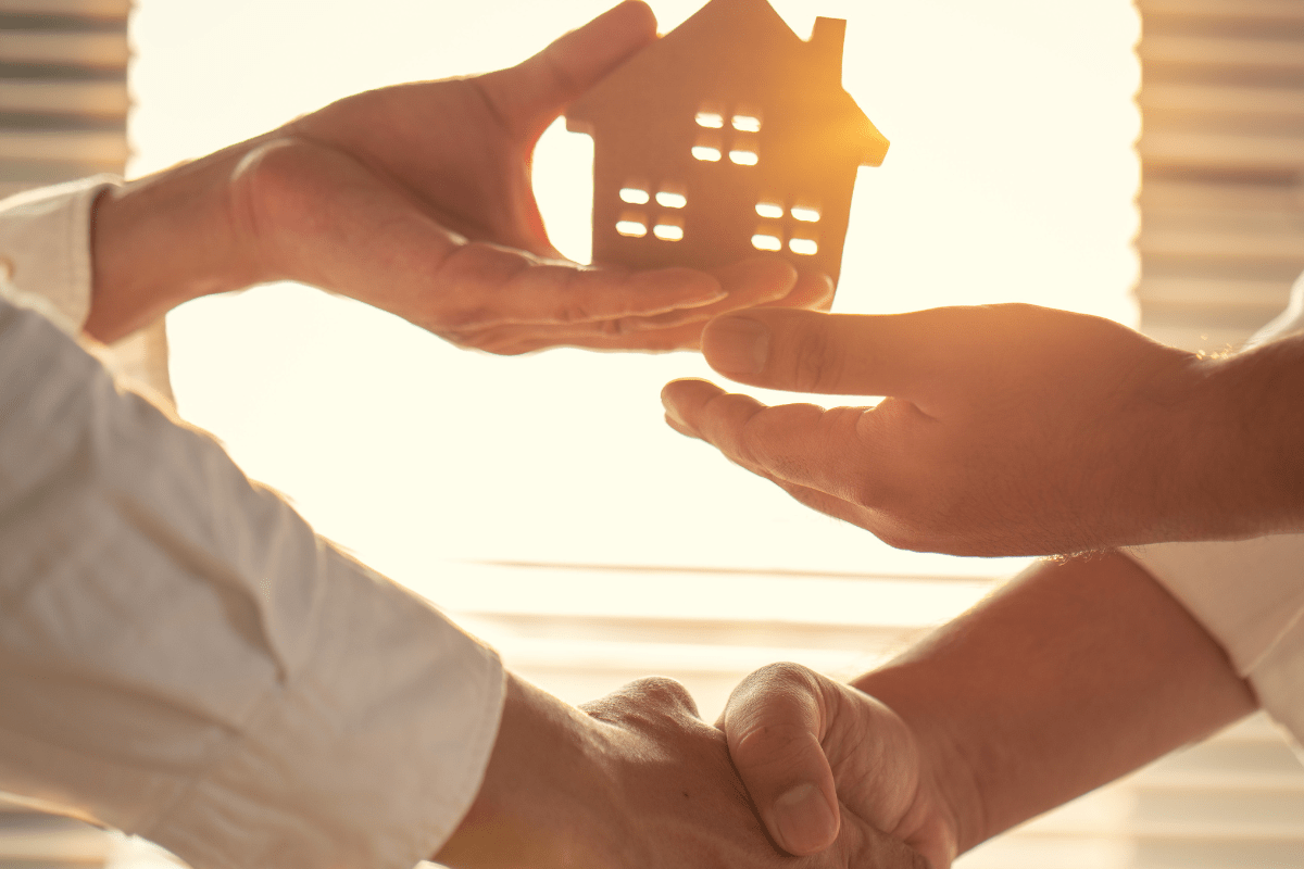 cuánto cobra una inmobiliaria por vender una casa
